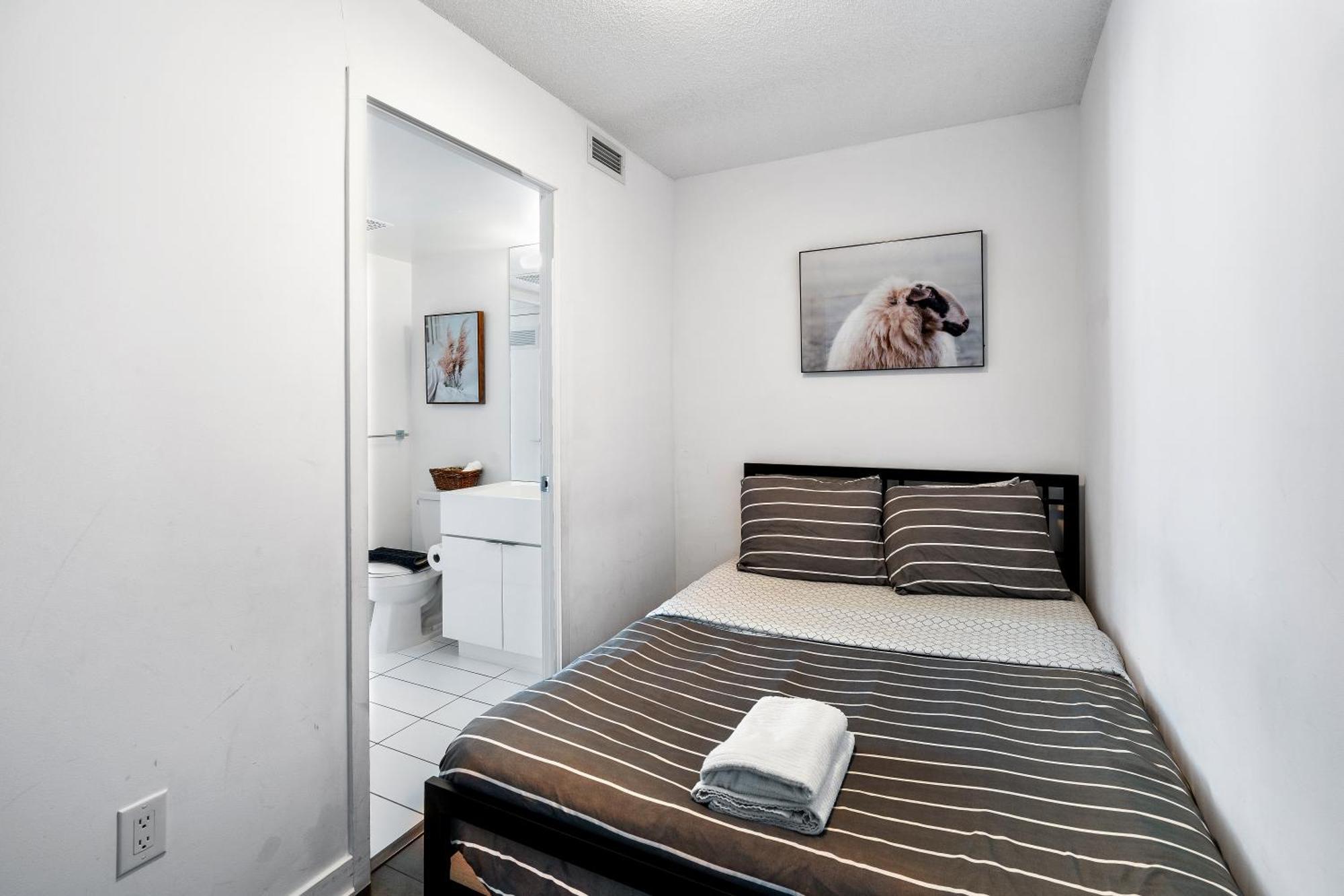 Exquisite Condos By Cn Tower With Parking Торонто Екстериор снимка