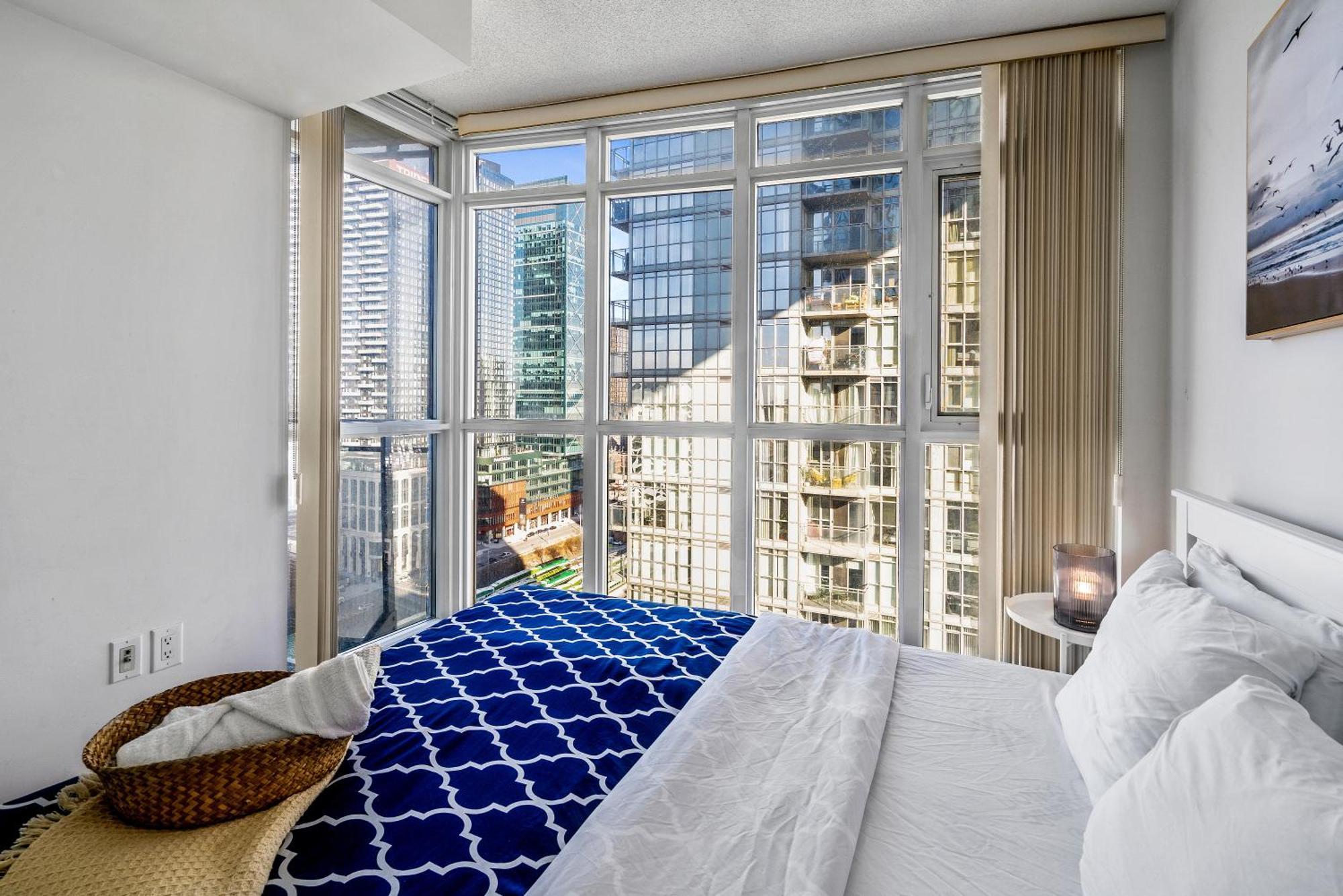 Exquisite Condos By Cn Tower With Parking Торонто Екстериор снимка