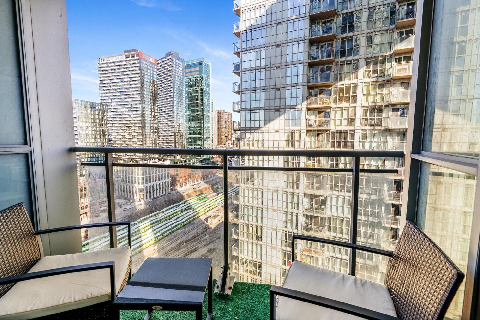 Exquisite Condos By Cn Tower With Parking Торонто Екстериор снимка