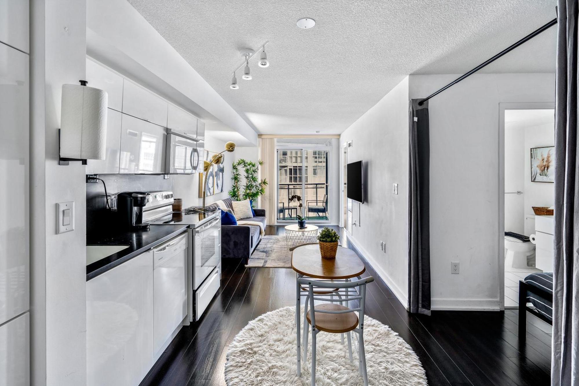 Exquisite Condos By Cn Tower With Parking Торонто Екстериор снимка